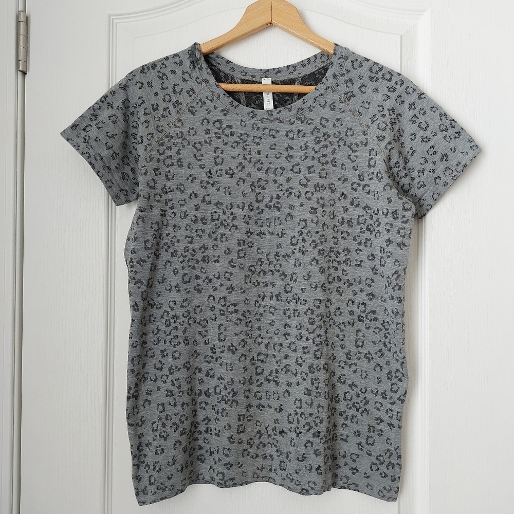 Athleta Animal Print T-Shirt Gray Size Large